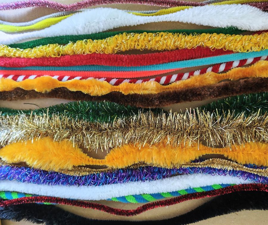 Chenille-Stränge in vielen Farben und Stärken nebeneinander – flauschig, gelockt und glitzernd