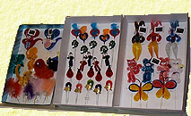 Bunte Chenille-Figuren auf Steckkarten